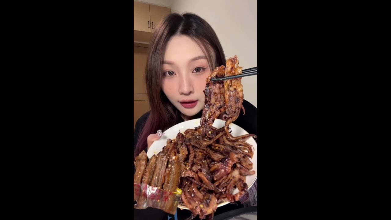 辣味零食吃吃！#辣味零食 #零食 #零食推荐 @DOU+小助手