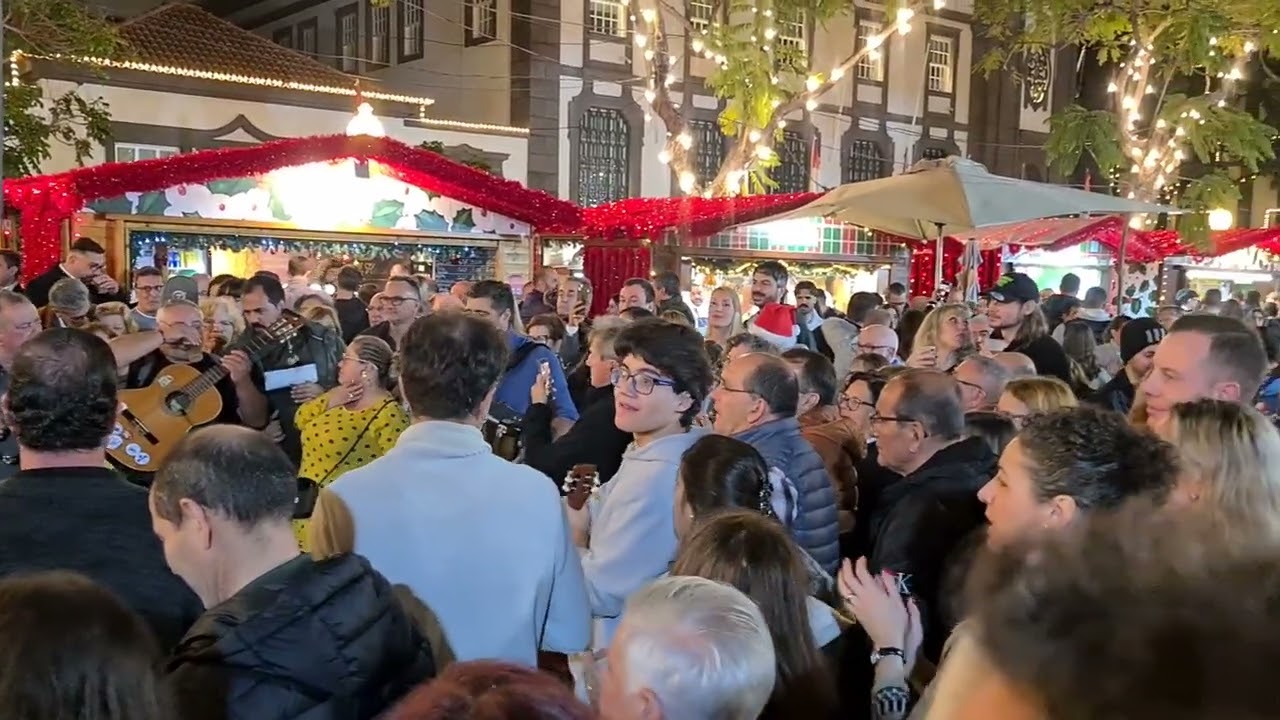 Enchente no Mercadinho de Natal na Avenida Arriaga