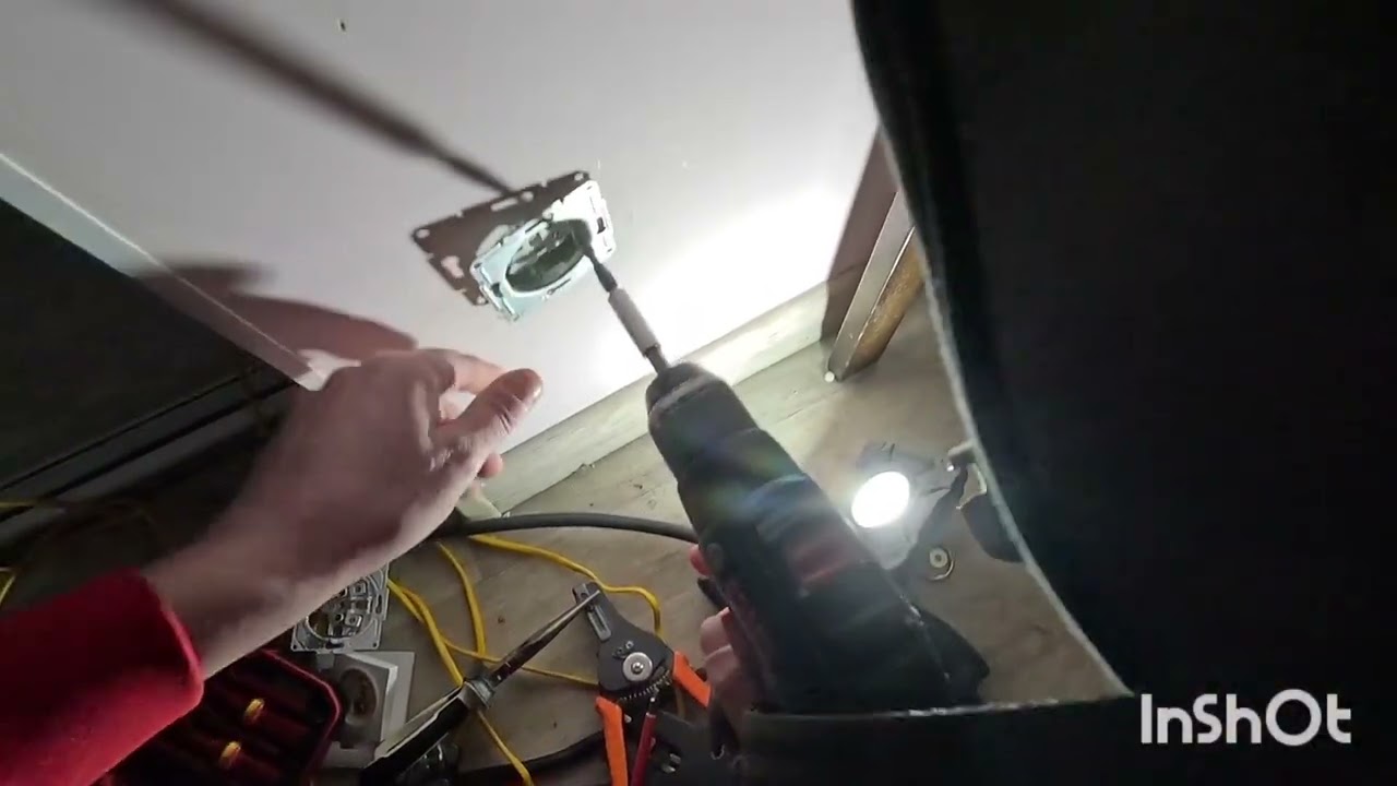 Меняю подгоревшую розетку и подключаю розетку для зарядки авто.