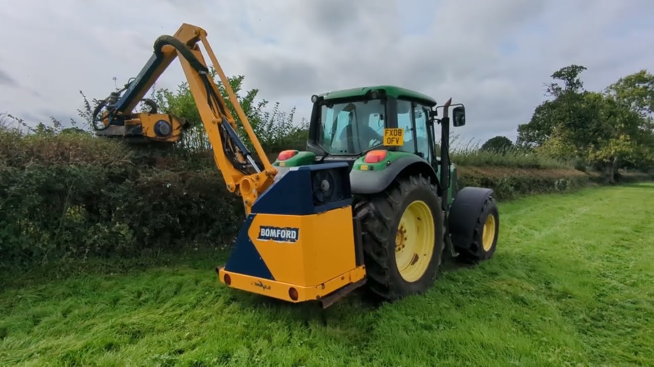 BOMFORD FALCON 5.5 HEDGECUTTER DEMONSTRATION