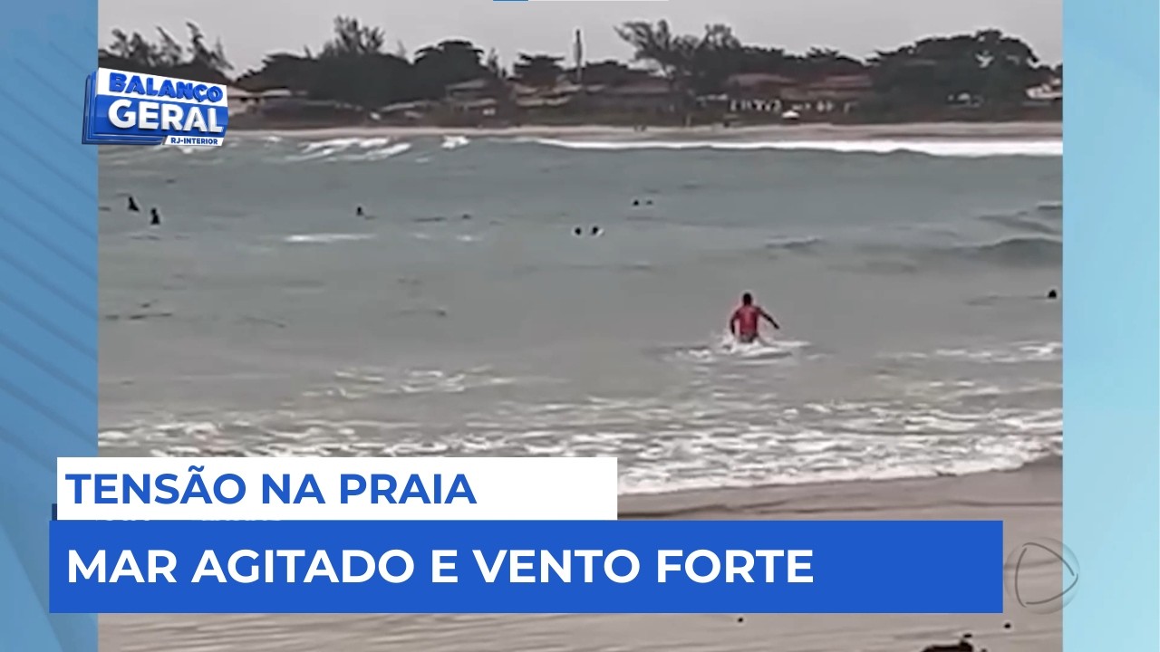 Imagens Impressionantes: Salva-Vidas Enfrenta Mar Agitado para Salvar Vítima