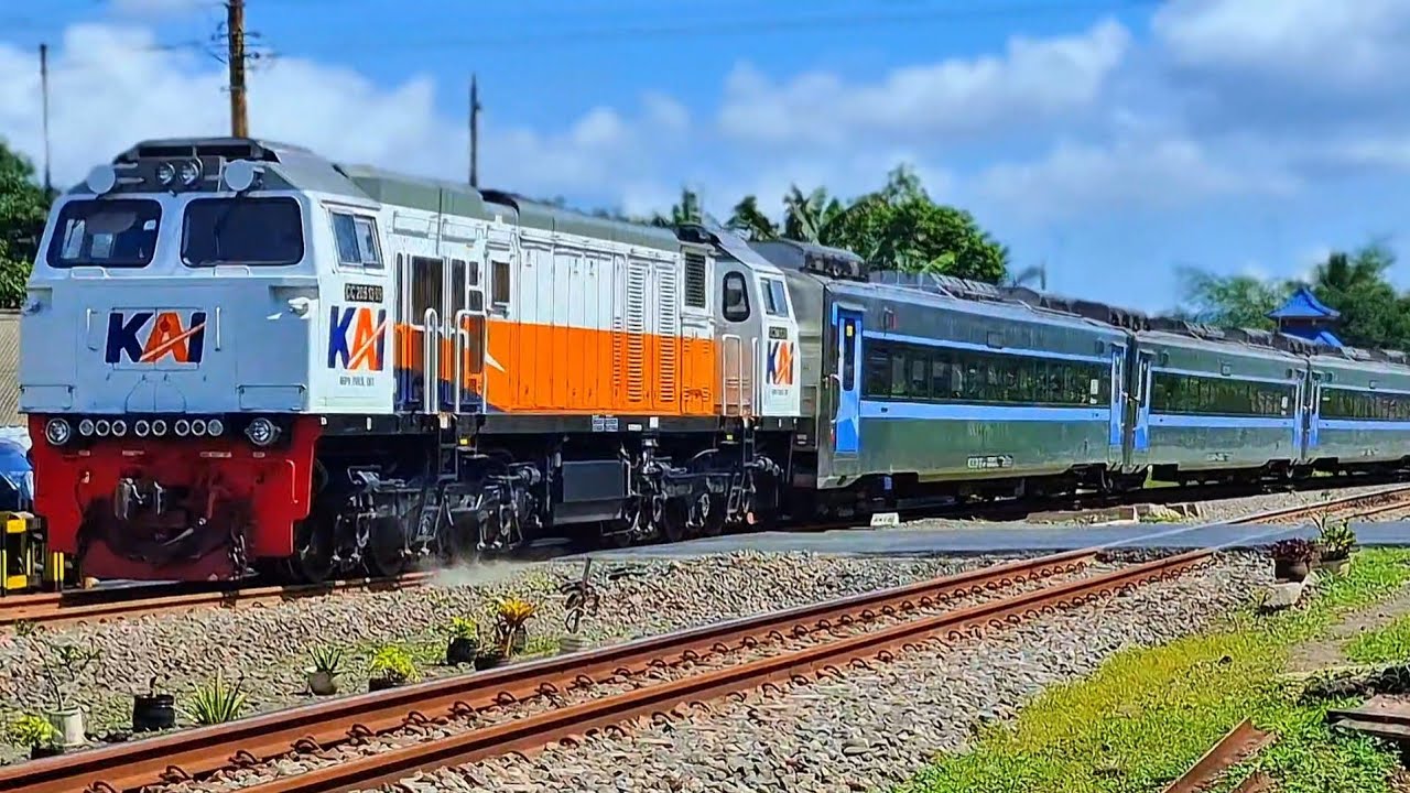 KERETA API PANJANG‼️ HUNTING KERETA API NGEBUT DI PERLINTASAN MENIKUNG 1/1