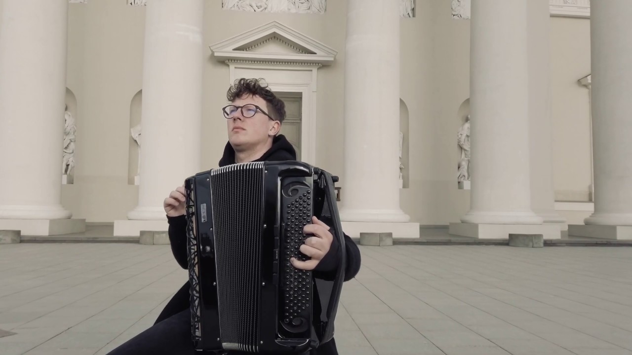 Bach in an empty square – Prelude from Cello Suite No. 1 on accordion