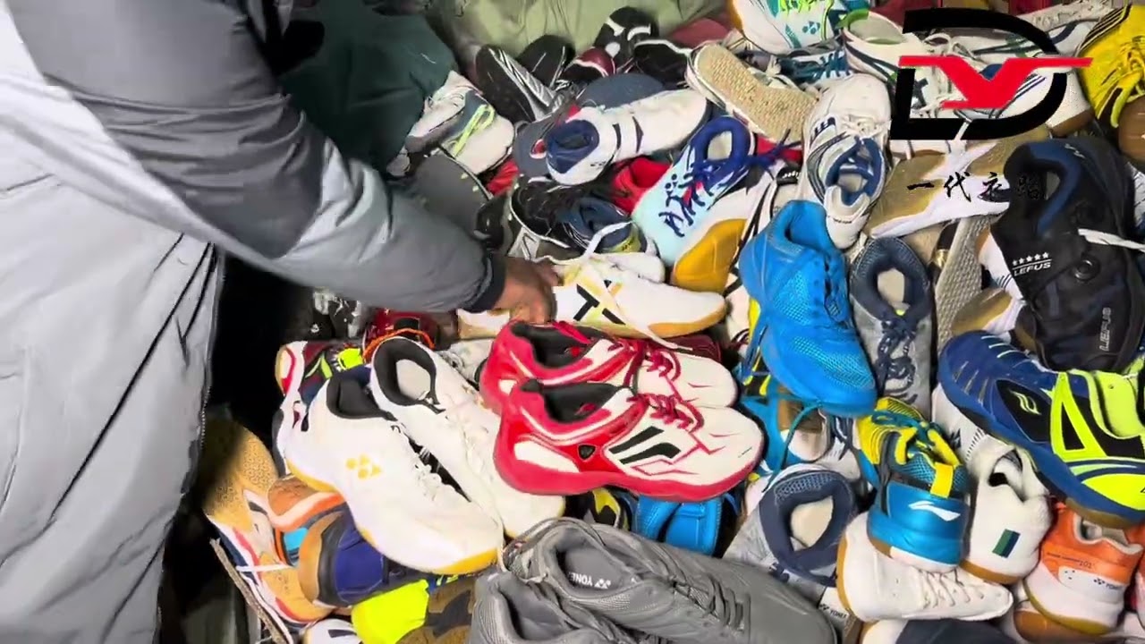 A second-hand shoe wholesale factory from China
