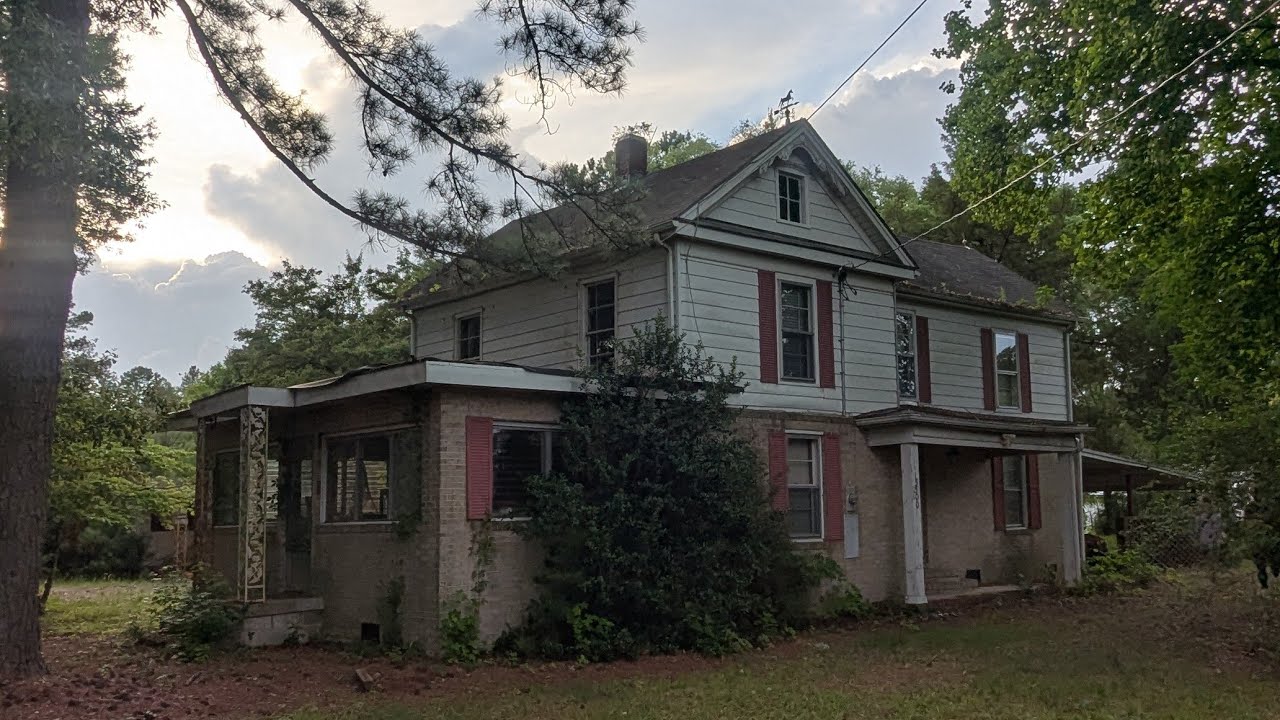 Mayor's ABANDONED House With Everything Left! (They Even Left Their Truck!)