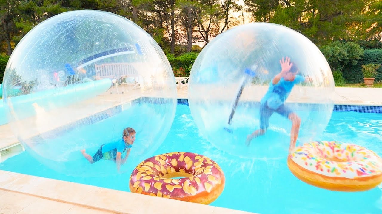 DÉFI PISCINE - ON MARCHE SUR L’EAU DANS DES BULLES GÉANTES AVEC DES GONFLABLES  !