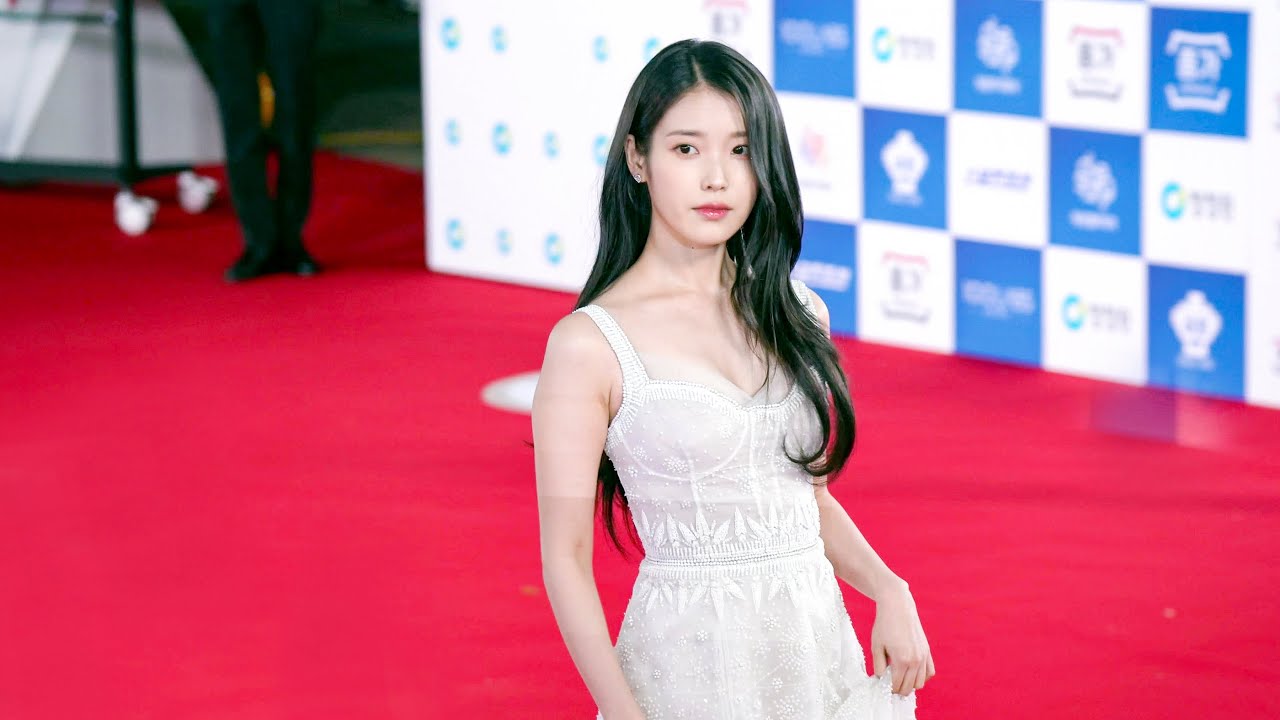 여신강림 아이유(IU) 레드카펫 직캠 @221125 청룡영화제 [4K]