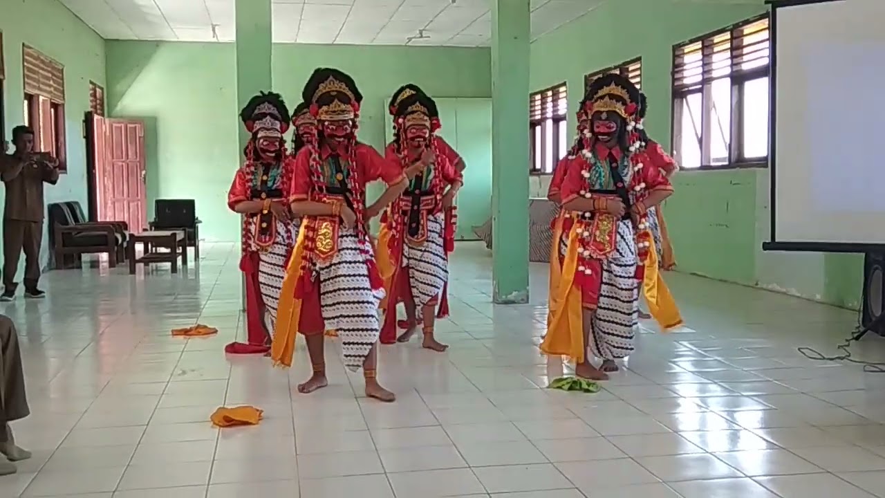 Rampak tari topeng para siswi SMPN 2 Kandanghaur Indramayu Jawa Barat