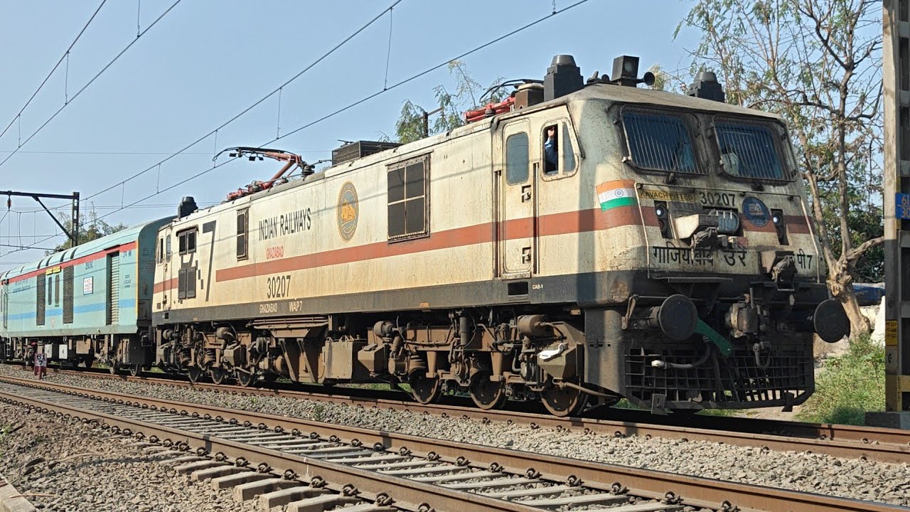 20495/Jodhpur - Hadapsar (Pune) SF Express led by Ghaziabad WAP 7 crossing Ambernath