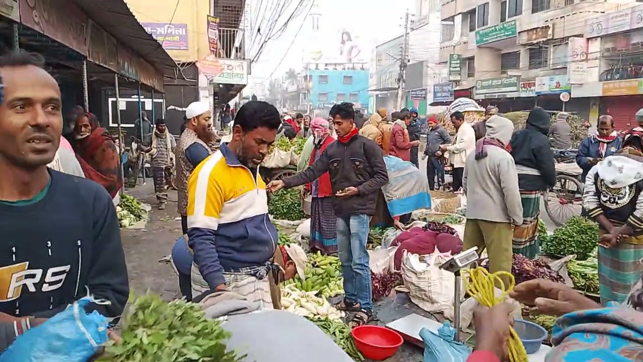 সকালের দিকে জমজমাট হয়ে ওঠে এই সবজি বাজার 