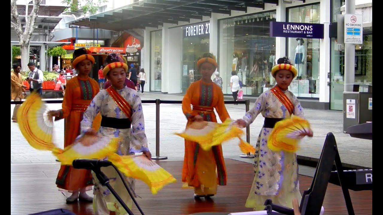 VN Community in Brisbane with the QMC Inc. raising fund for Victims of Winston Cyclone in FIJI