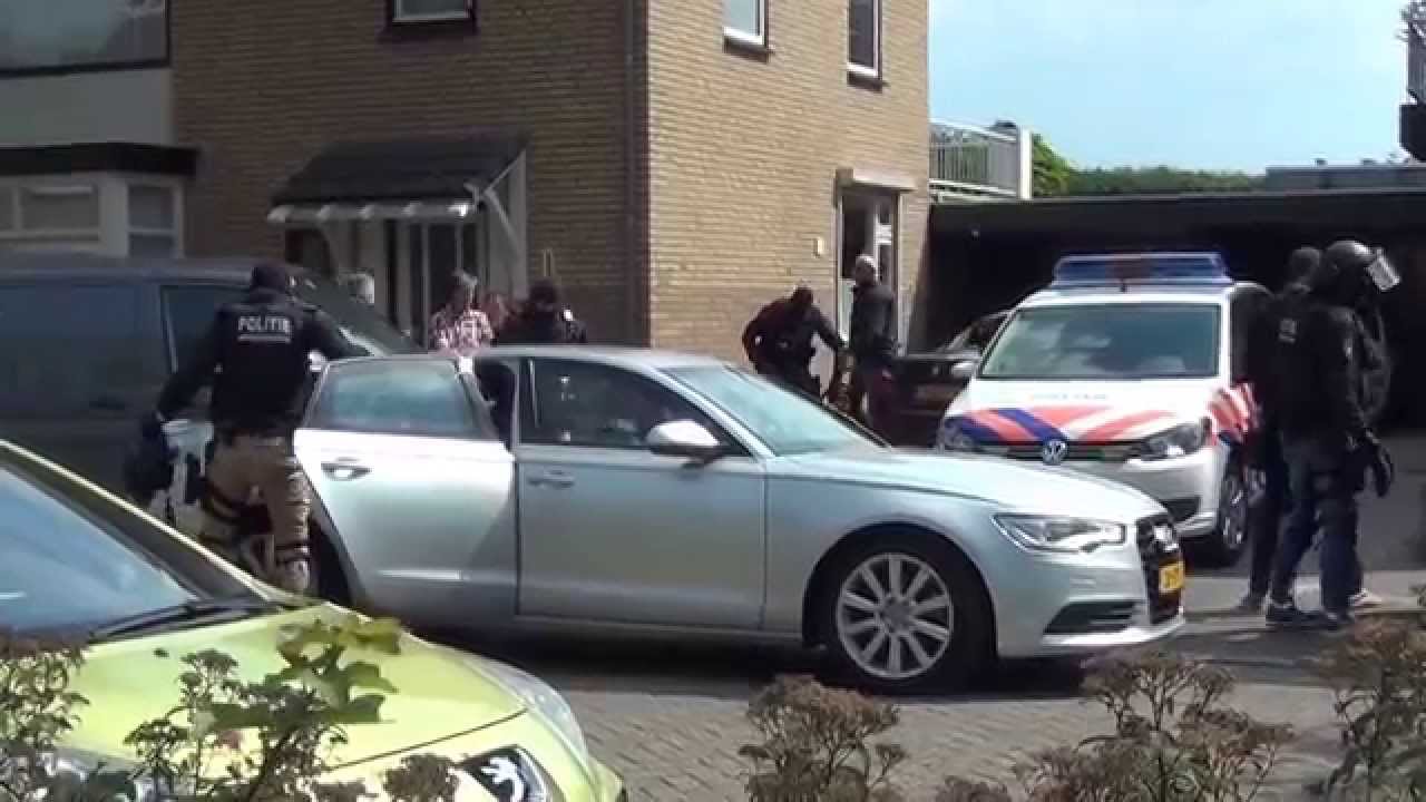 Aankomst arrestatieteam Schijndel - TVSchijndel.nl