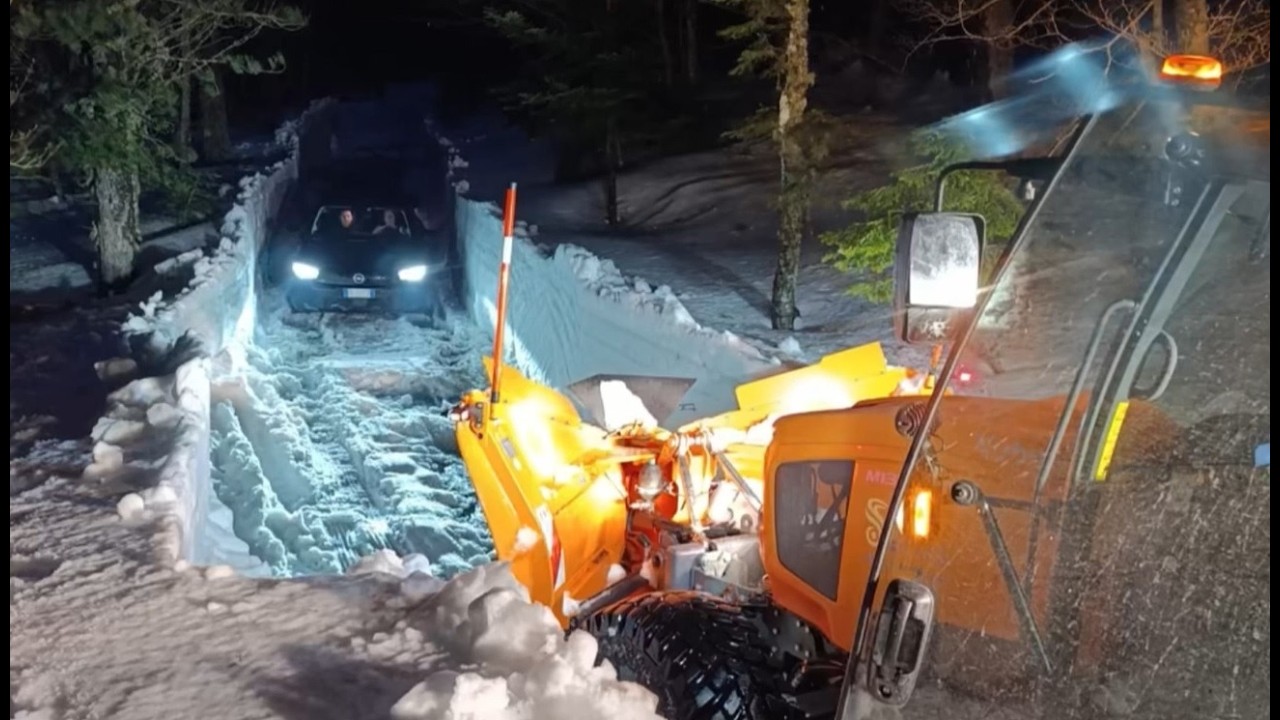 Famiglia bloccata in auto per via della neve soccorsa dagli operatori Anas