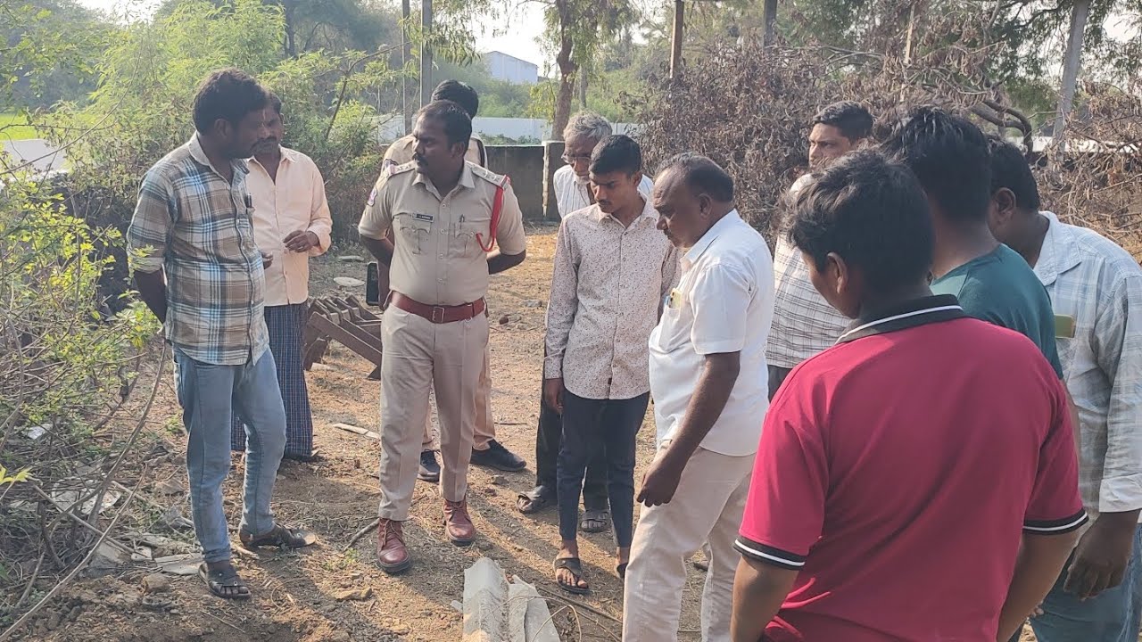 ఆబాది జమ్మికుంట గ్రామంలో గుప్త నిధుల కోసం తవ్వకాలు సంఘటన స్థలానికి చేరుకొని విచారిస్తున్న పోలీసులు