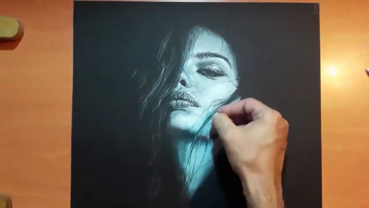 pintando en papel negro, retrato mujer