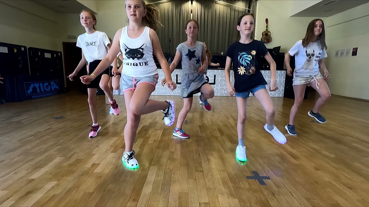 Shuffle dance - vzpomínkové video na rok 2020/2021