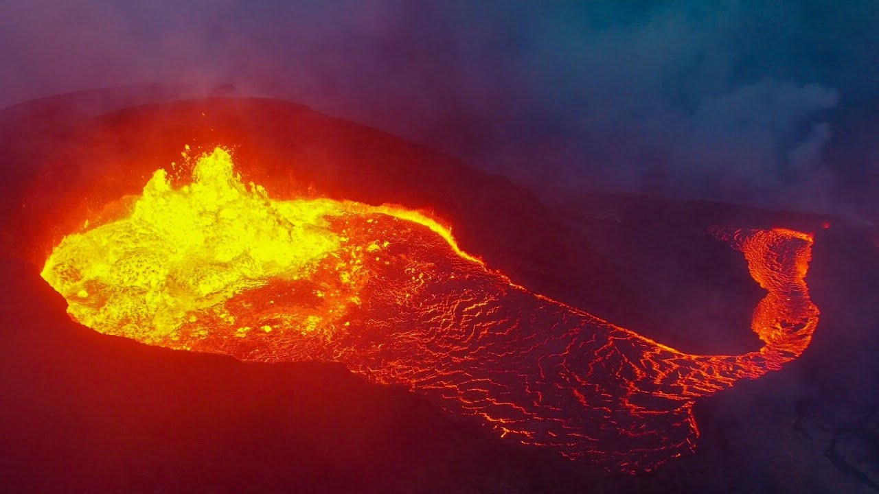 THE MAD VOLCANO FROM THE FOG!!!-ICELAND VOLCANO ERUPTING IN A MOODY FOGGY NIGHT!!-July 25, 2021