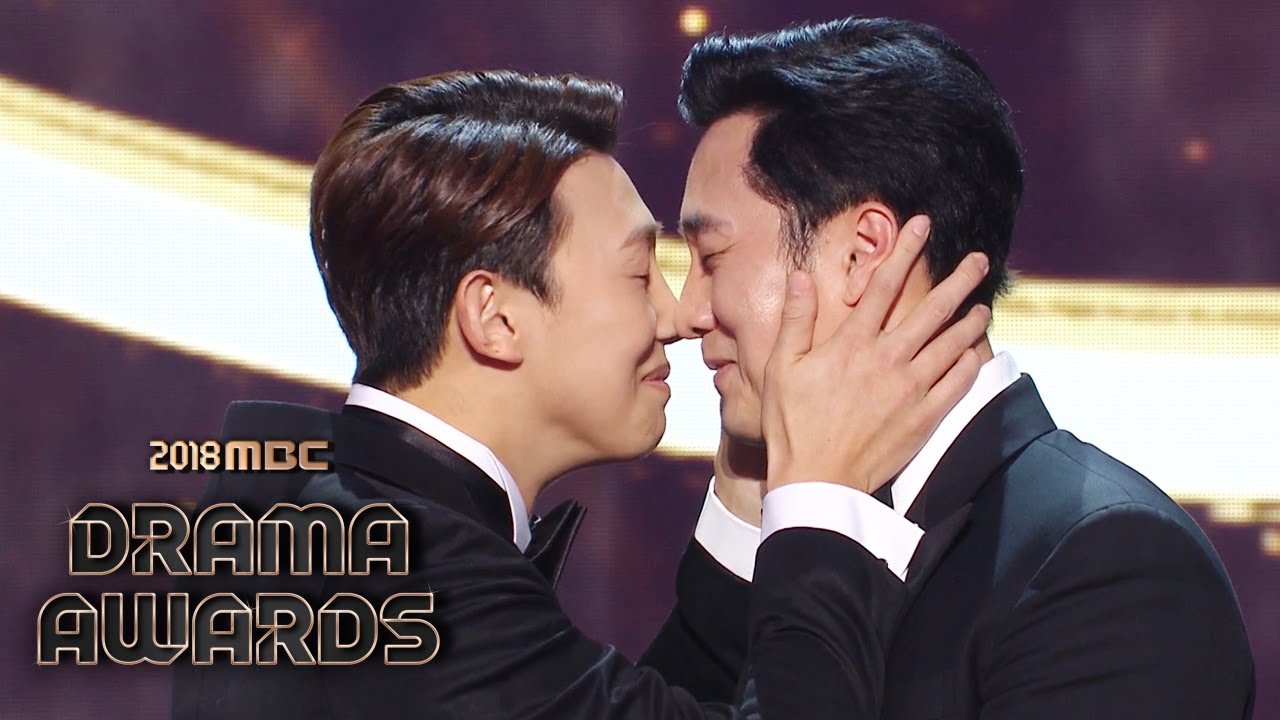 The winner of the Grand Award, So Ji Sub of 