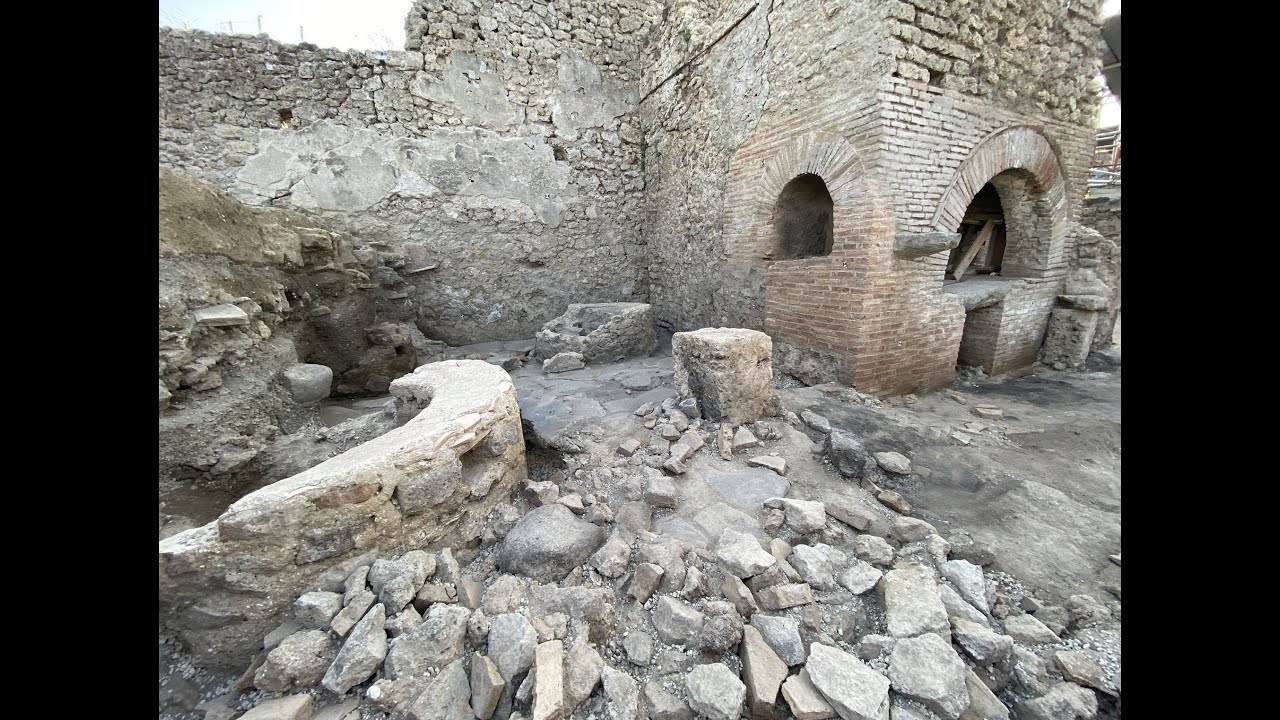 POMPEI: EMERGE IL PANIFICIO PRIGIONE