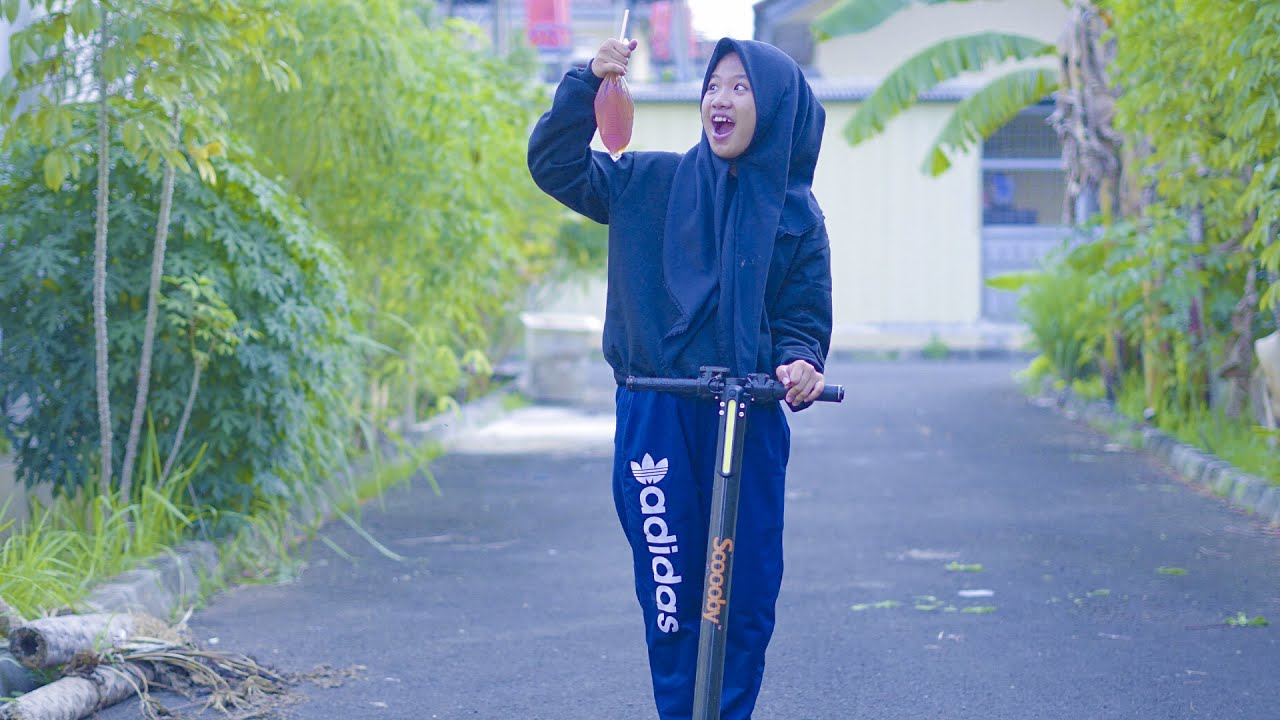 DRAMA | Dinda Beli Es Teh Viral Pakai Skuter