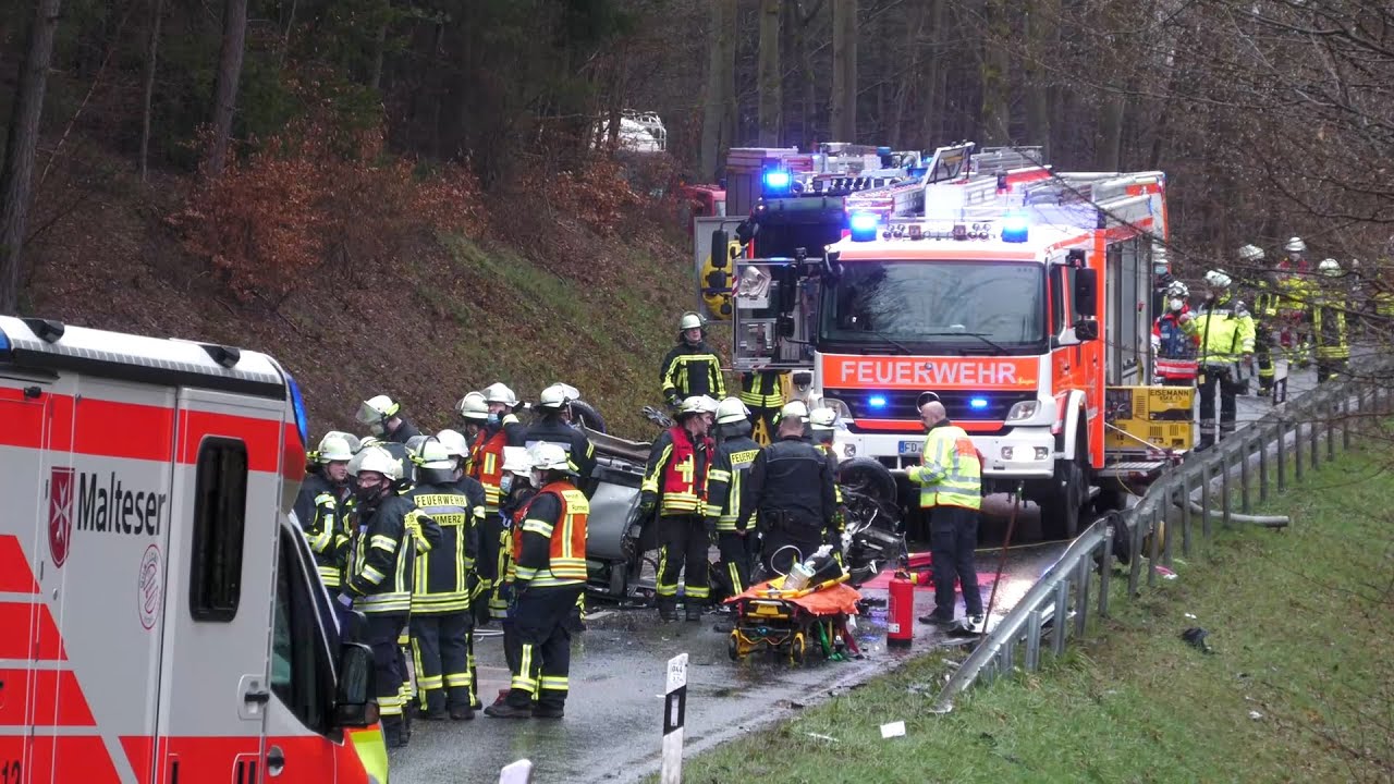 Frontalcrash zwischen Pkw und Lkw: Mädchen (5) schwerverletzt