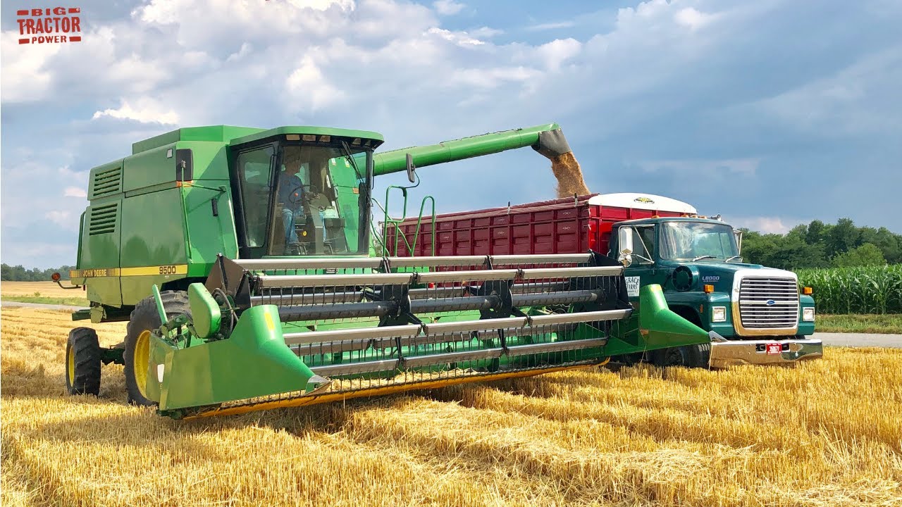 JOHN DEERE 9500 Combine Harvesting Wheat
