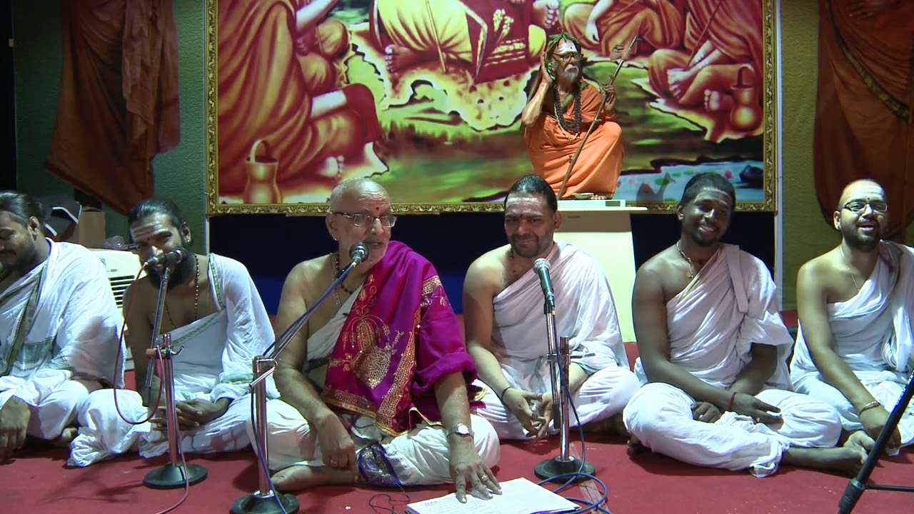 Mullaivasal R. Krishnamurthy Shastrigal speaks at the Sanskrit College Camp