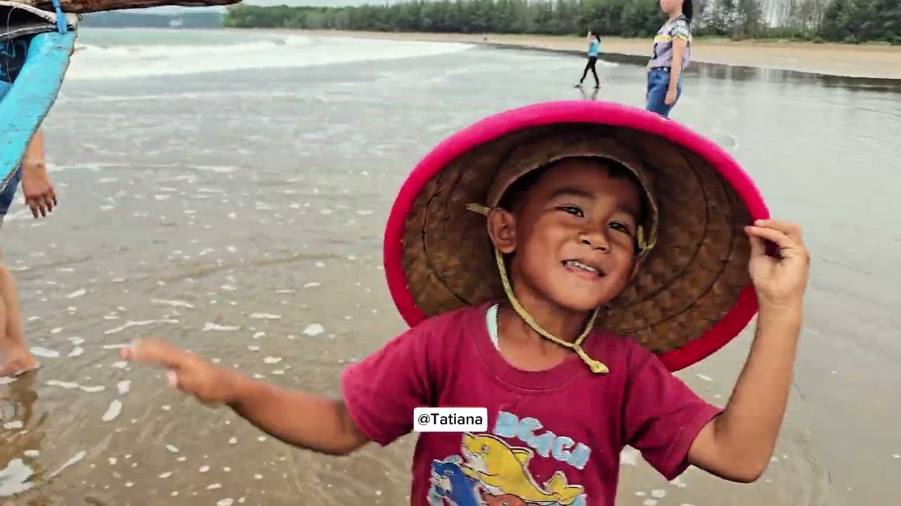 Healing sambil mungut sampah di pantai pangandaran jawa Barat dengan bule cantik