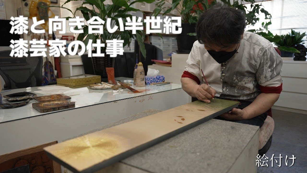 «Мастер по Japanese lacquer» демонстрирует свое мастерство в Киото.
