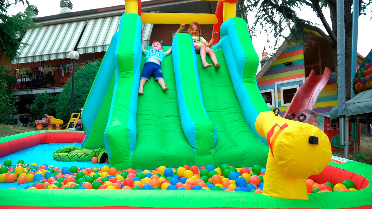 Ameli e Matteo costruiscono Outdoor Playground con Gonfiabile in giardino