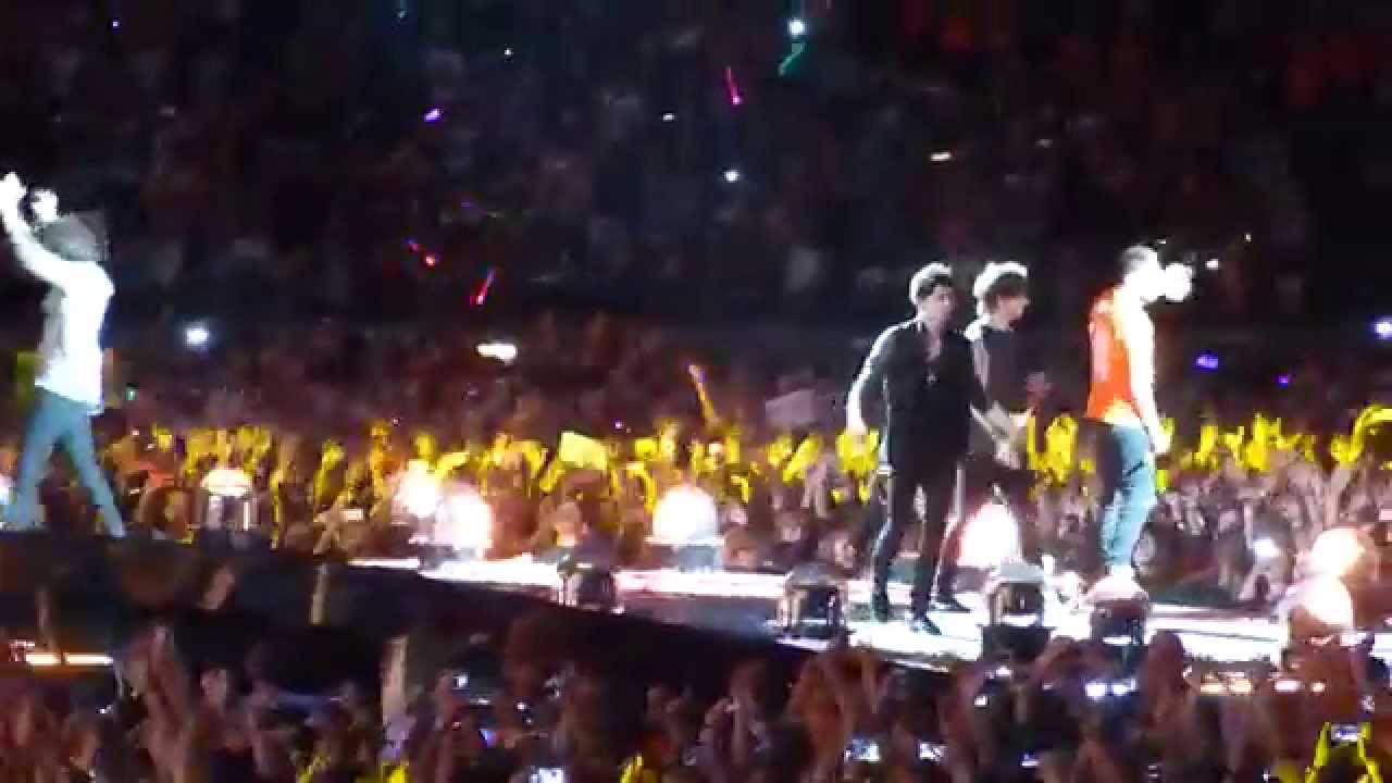 Ending of the show // Niall struggling with his knee (WWA Amsterdam, 25/06/2014)