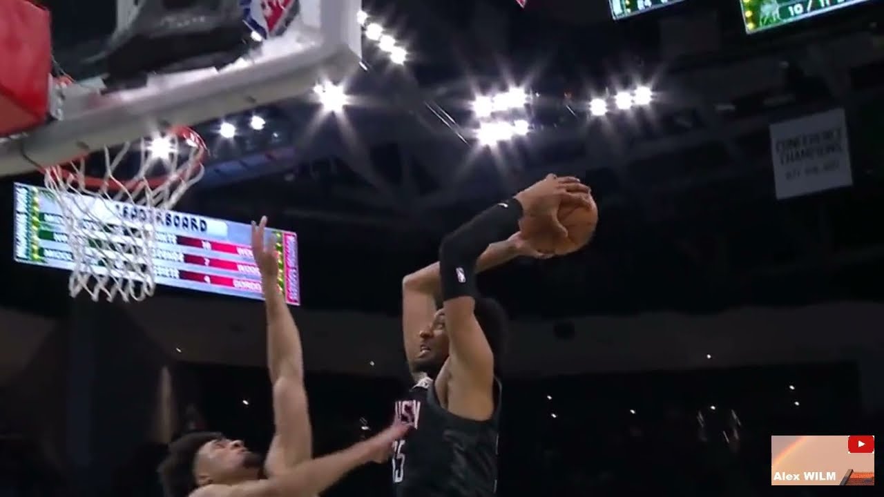 Christian Wood with a spectacular slam dunk!