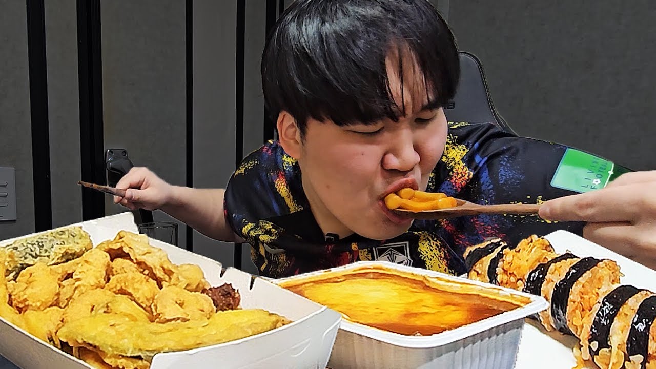 야식으로 아주매운 신전떡볶이 치즈맛에다가 튀김들 싹 다 주문해서 먹방!! [ Spicy Tteokbokki Mukbang ]