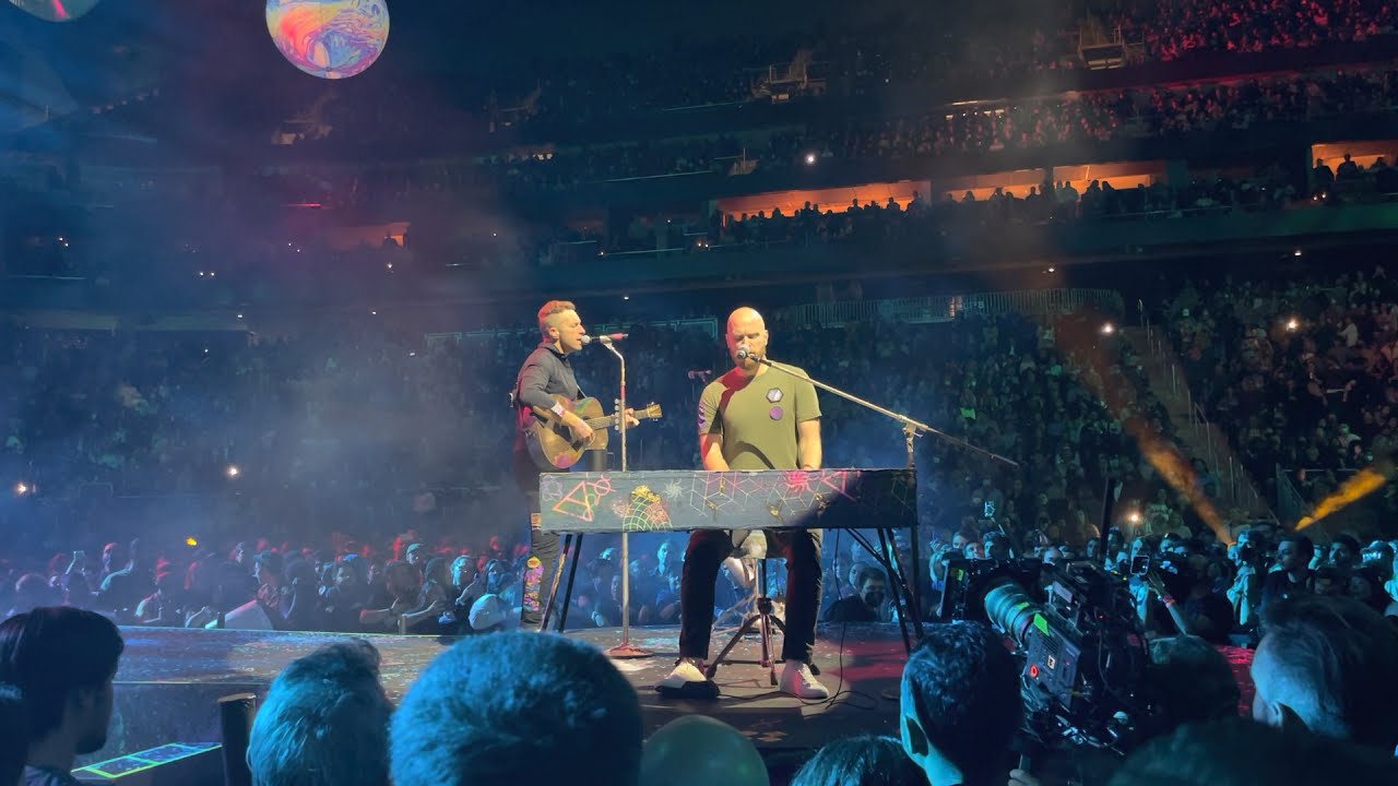 Yellow - Coldplay Concert at The Grand Opening of Climate Pledge Arena October 22, 2021, Seattle WA