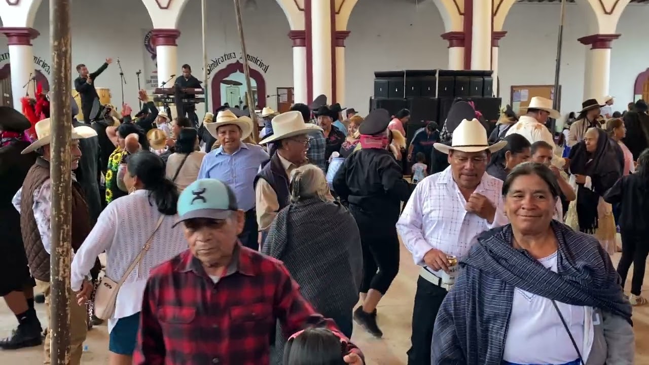 Cerrando la fiesta patronal en San Juan Mixtepec con un buen Bailazo con Ramón Chávez