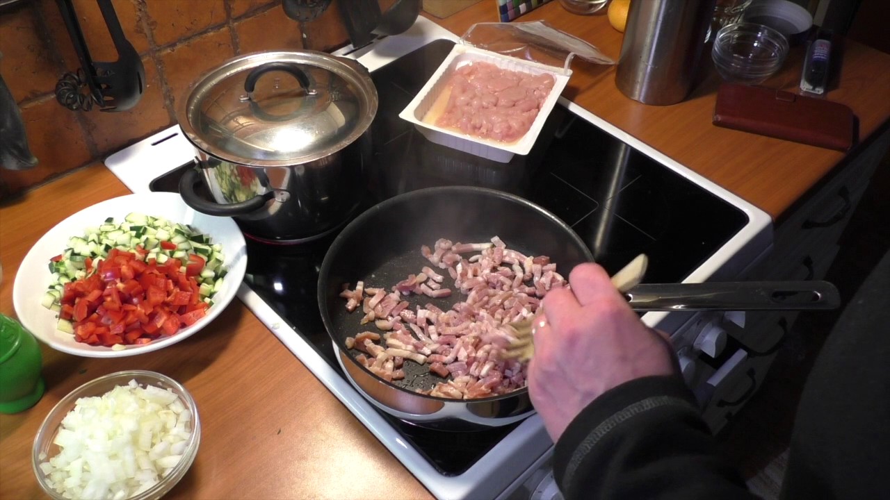 Kana-pekonipastaa