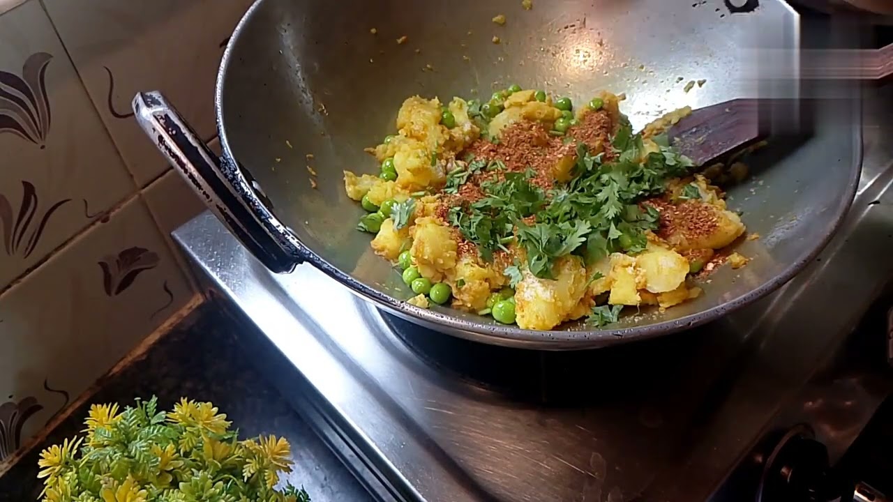 Bina maida ka jali samosa recipe #food #cooking # sarojini's kitchen 