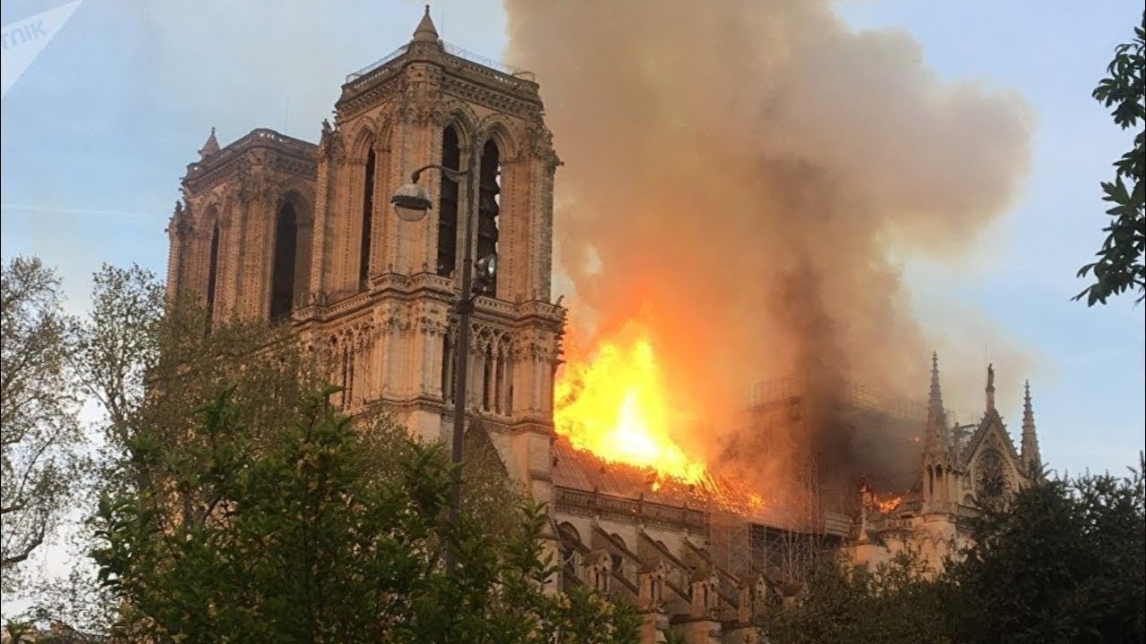 NOTRE DAME EN FEU (notre incendie paris eglise france)