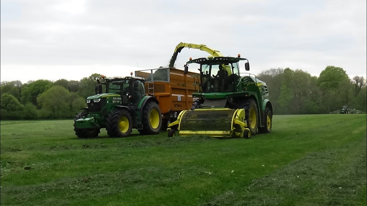 Silage 2022 - Rowing up and lifting with John Deere 8400i and 6rs