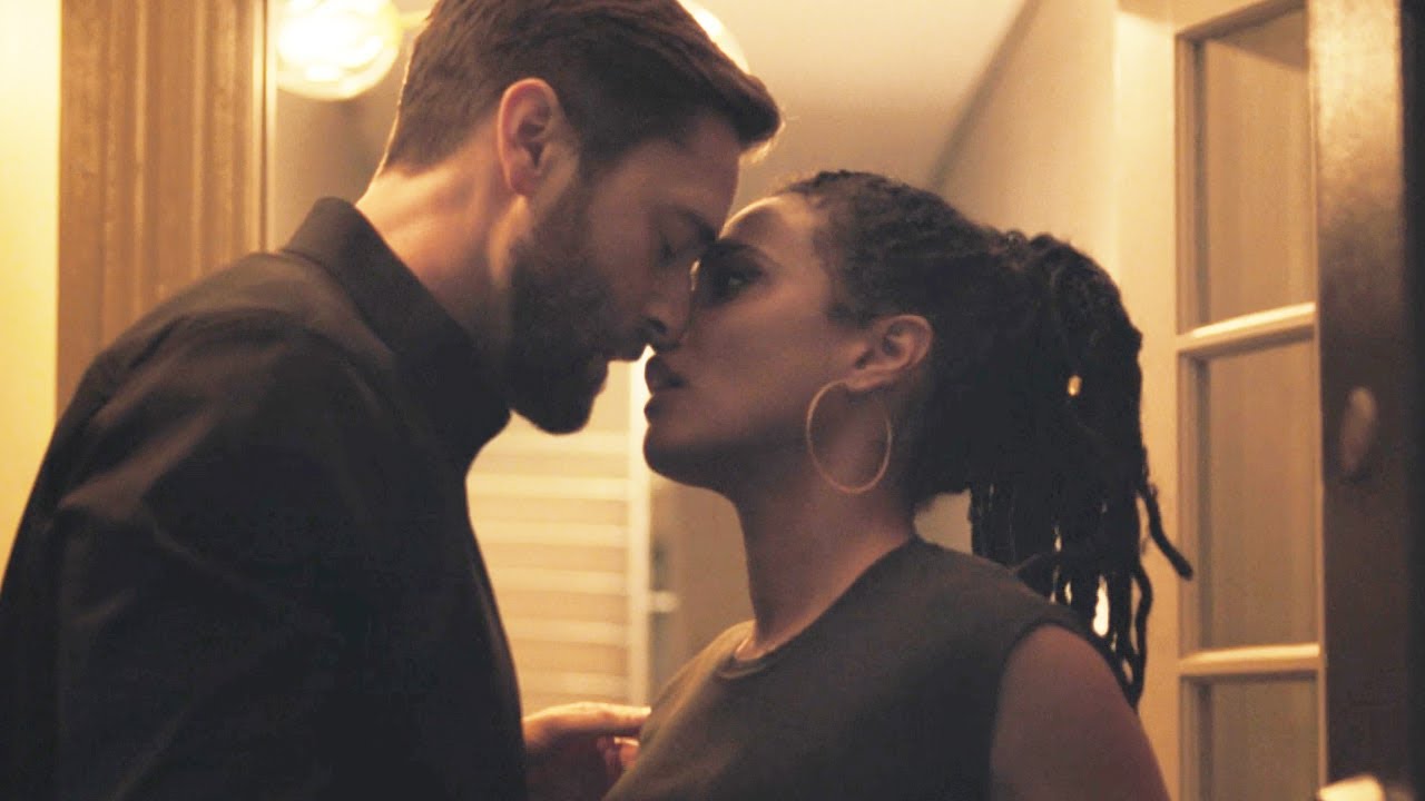 New Amsterdam 3x14 / Kiss Scene — Max and Helen (Ryan Eggold and Freema Agyeman)