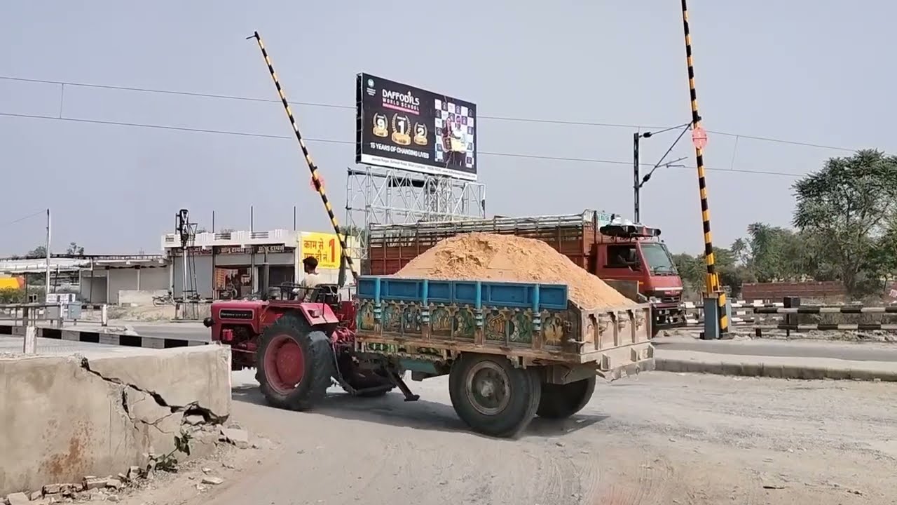 Busy Level Crossing on Highway Road- Jaipur - Bhatinda Passenger Special sprint at decent Speed !!!