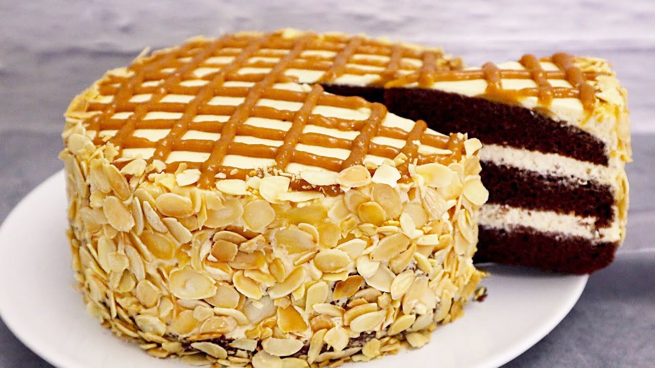 Torta semplice fatta in casa. Pan di Spagna al cioccolato con crema al caramello