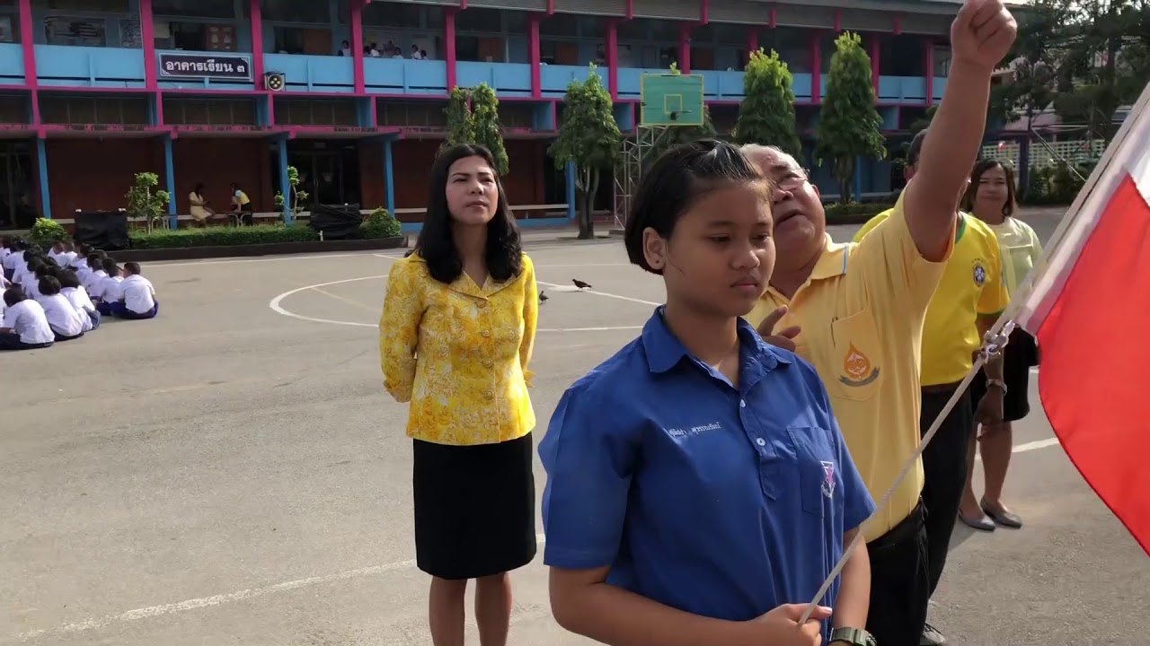 นายสนทยา ภักดีวานิช ผอ.ร.ร.อนุบาลตรังแนะนำสาธิตการเชิญธงชาติสู่ยอดเสา