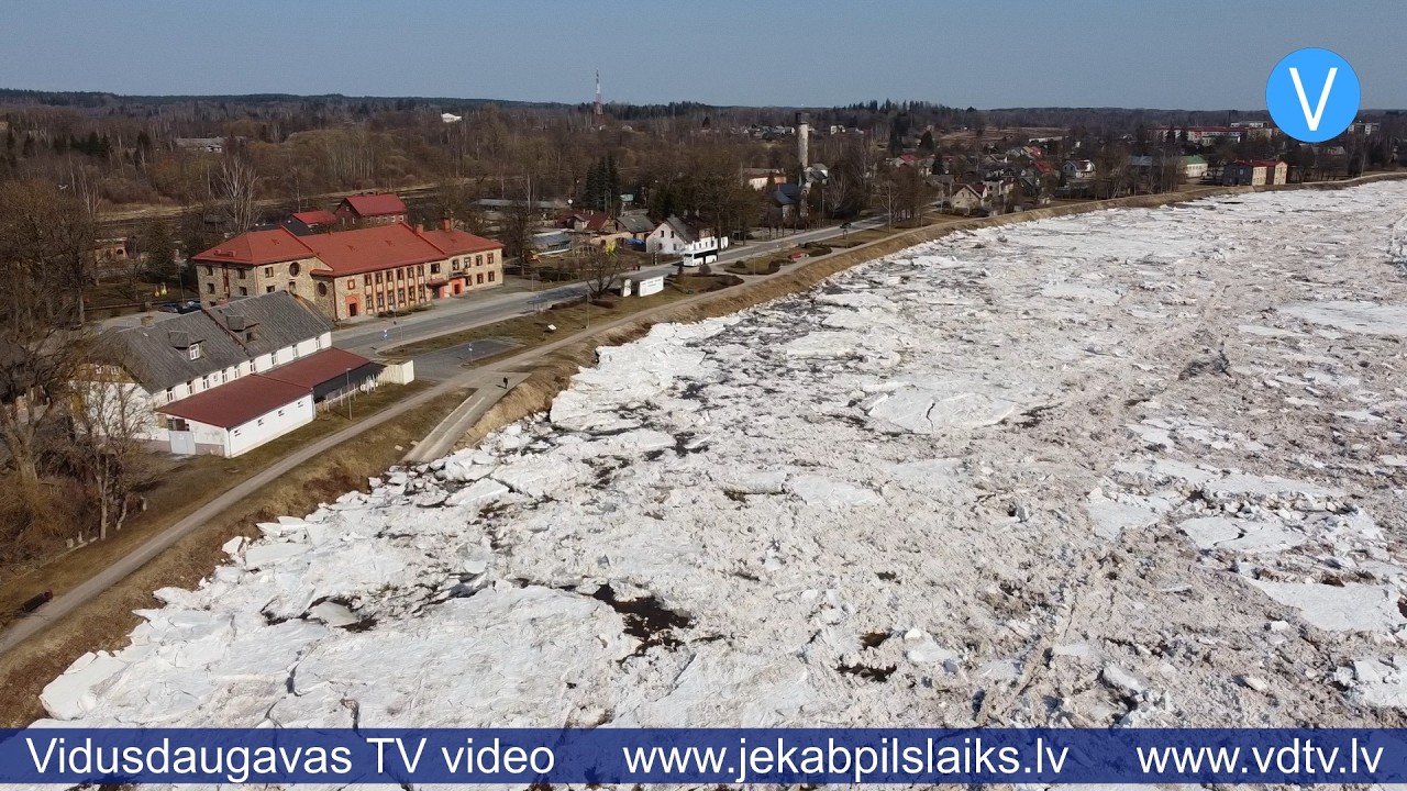 Vižņu sastrēgums Pļaviņās piesaista plūdu tūristus
