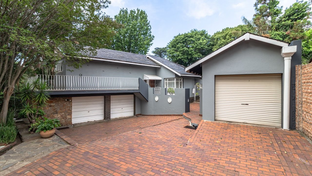 LARGE HOUSE FOR SALE IN LOMBARDY EAST, JOHANNESBURG