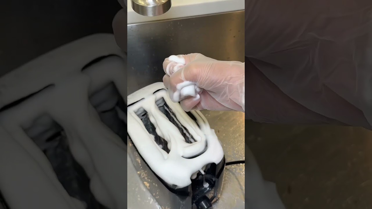This lifehack will help you clean you're toaster fast! #toaster #clean #LifeHack #cleaning #toaster