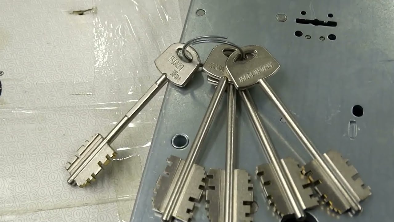 Italian lock ISEO FIAM picking by locksmith magic key impression tool
