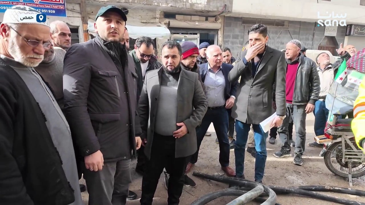 محافظ حمص يتفقد واقع الخدمات في حي كرم الزيتون