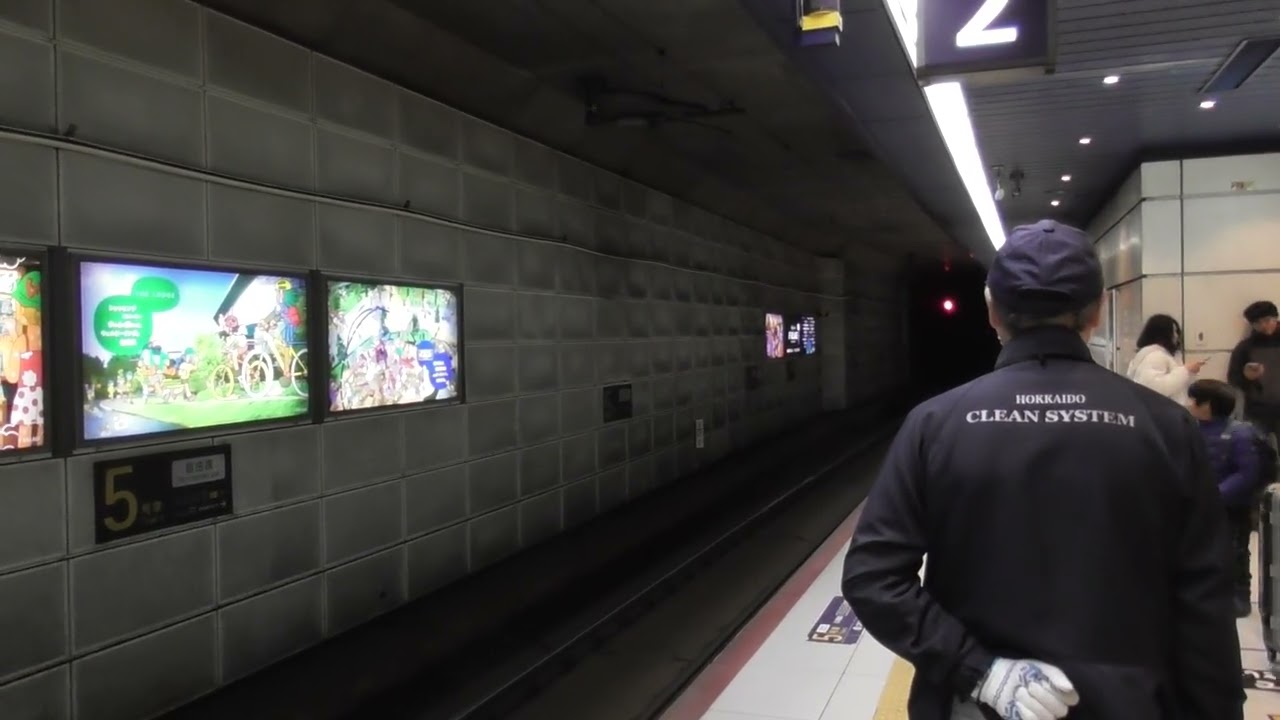 733系 特別快速エアポート123号 小樽行き 新千歳空港駅に入線シーン