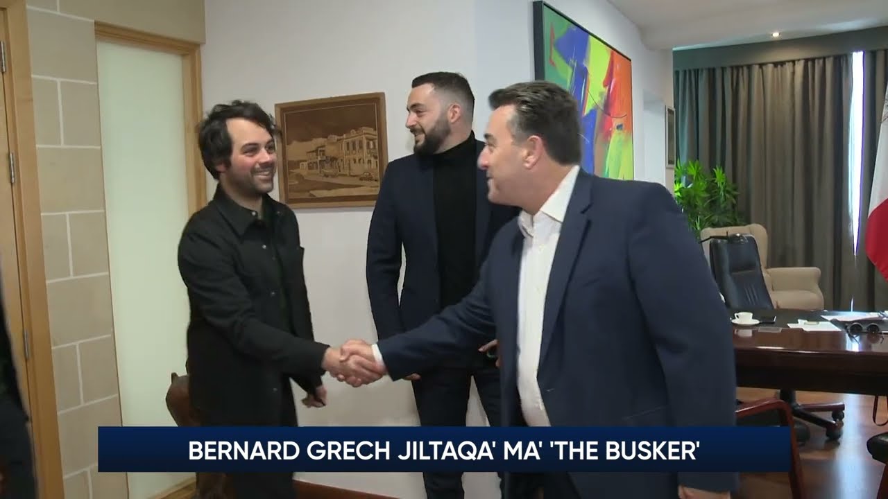 Bernard Grech jiltaqa' ma' The Busker